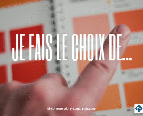 Je fais le choix de. Doigt d'un homme qui choisit une couleur orangée sir une palette de couleurs. Plus logo Stéphane Abry