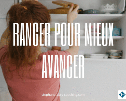 Ranger. Une femme de dos, range une étagère